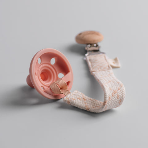 原木安撫奶嘴夾 | 0個月以上適用 | 單件裝 | 有機棉材質 | 兼容各款安撫奶嘴 | 掛環設計 | 天然榉木與不鏽鋼材質
