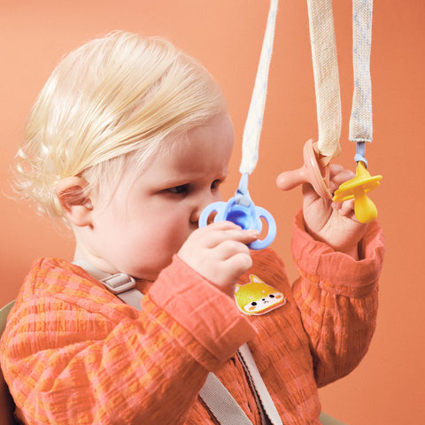 原木安撫奶嘴夾 | 0個月以上適用 | 單件裝 | 有機棉材質 | 兼容各款安撫奶嘴 | 掛環設計 | 天然榉木與不鏽鋼材質